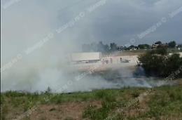 A fuoco un campo incolto vicino all'impianto Tmb