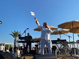 Jerry Calà e la sua comicità sul palco del Leolo Beach Club di Latina