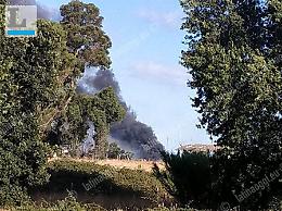 Rifiuti in fiamme a ridosso della Pontina, vasto incendio in corso