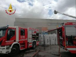 Fiamme nel centro di recupero e riciclaggio di rifiuti elettronici