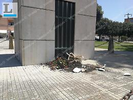 Atti vandalici in città, fioriere lanciate contro il Monumento ai Caduti