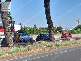 Si ribalta con l'auto sulla Pontina, traffico paralizzato