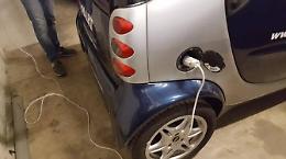 Turisti a caccia delle colonnine per ricaricare l'auto elettrica