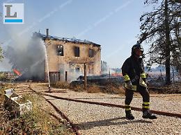 A fuoco l'area che doveva ospitare la nuova discarica