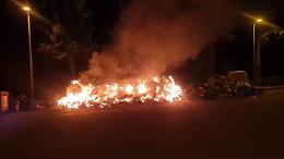 Sommersi dai rifiuti, i residenti li incendiano