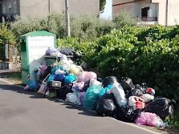 Troppi rifiuti riversati in strada, disposta la chiusura di via Marconi