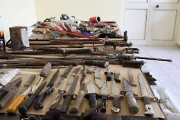 Un arsenale  nascosto, scatta l'arresto della Guardia di Finanza