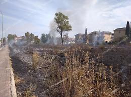 Latina, violento incendio a Pantanaccio: paura in un condominio