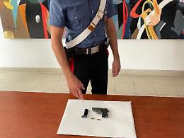 Trovato con una pistola con matricola abrasa e canna modificata: arrestato