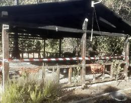Danno fuoco al gazebo del Tennis Club