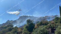Incendio in un bosco a Monte San Biagio, paura per le abitazioni vicine