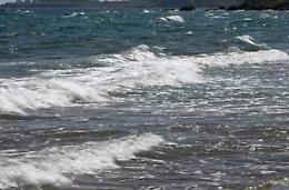 Rischia di annegare in mare, anziano salvato da due bagnini