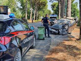 Cerca di evitare un tamponamento e si ribalta con l'auto
