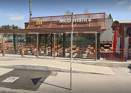 Ragazzi minacciati e rapinati al fast food: indagano i carabinieri