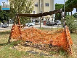 Scarso decoro e giochi pericolanti, la città dei bimbi solo a parole