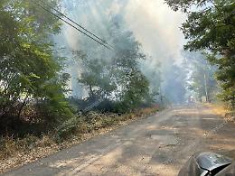 Incendio in strada del Cavaliere, vigili del fuoco al lavoro