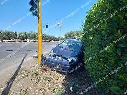 Incidente in via Carano, perde il controllo dell'auto e finisce nel fosso