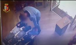 Furti in negozi di abbigliamento, denunciato un ladro seriale