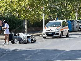 Con la microcar senza patentino si scontra con un maxi scooter