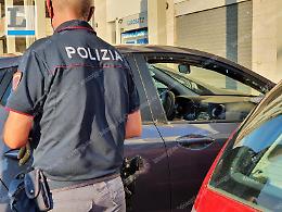 Tenta di rubare un'auto: 28enne arrestato dalla polizia
