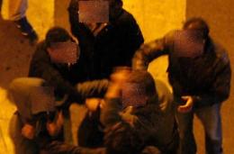 La rissa stavolta finisce a bottigliate in testa