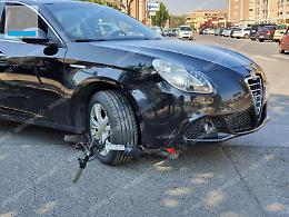 Sorpasso all'incrocio, monopattino travolto da un'auto