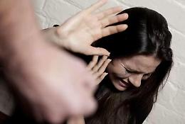 Le strappa i vestiti per la violenza
