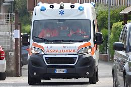 Ferito alla gola chiede aiuto ai passanti, è giallo