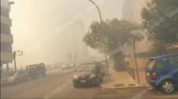 Latina, per spegnere il maxi incendio anche due elicotteri
