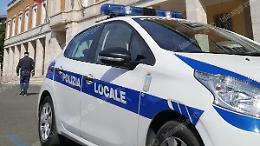 Oltraggia gli agenti e scappa, caccia all'uomo