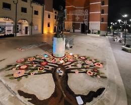 Un'infiorata sul sagrato della piazza per inaugurare la festa di San Michele