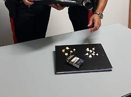 Nasconde cocaina e crack nel pacchetto di sigarette: pusher denunciato