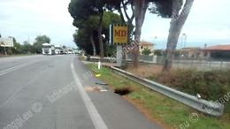 Cede un pezzo d'asfalto, chiusa precauzionalmente la Pontina