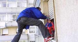 Sorprende due ladri all'interno del proprio condominio. Denunciati