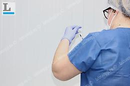 Terza dose prenotata, ma i vaccini non si fanno. Anziani mandati a casa