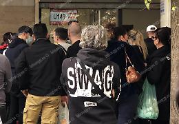 Senza Green pass, tutti in coda in farmacia per il tampone