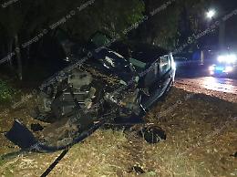 Non si fermano all'alt dei Carabinieri, poi lo schianto in auto