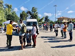 Vaccinati sul camper, 370 indiani senza pass