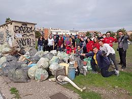 Aprilia Ecologica ripulisce il quartiere: «Un successo di partecipazione»