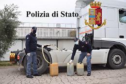 Rubano carburante da un tir parcheggiato: denunciati padre e figlio