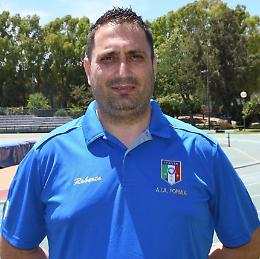 Colto da un malore in campo, calciatore salvato dall'arbitro