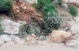 Maltempo, crolla la falesia davanti alla spiaggia dell'Arenauta
