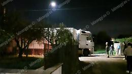 Camion bloccato in via Bari da ore, vigili del fuoco al lavoro