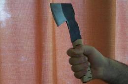 Minaccia la figlia con un'ascia, arrestato 50enne