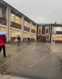 Maltempo e bombe d'acqua, entrare a scuola diventa un'avventura