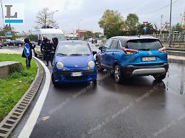 Entra nella rotatoria contromano, scontro tra due auto