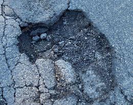 Buche pericolose, alcune sono dei crateri... e si rischia