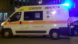 Trovato privo di sensi a bordo strada. Indaga la Polizia
