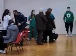 Vaccini, prenota Pfizer ma trovano Moderna e vanno in escandescenza