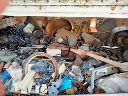 Carrozzeria abusiva, sequestrato il terreno. Denunciata una 63enne